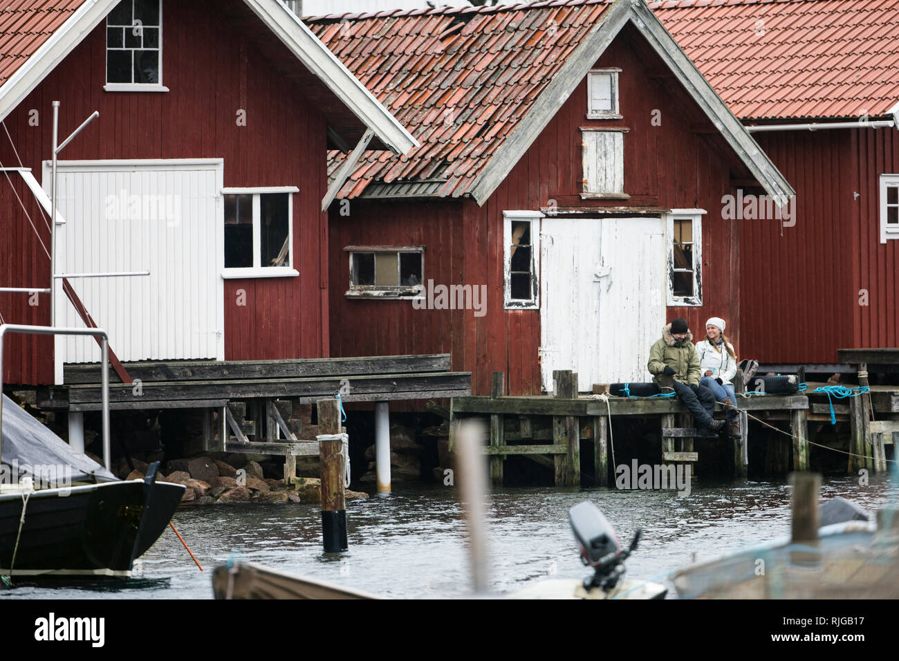 Paar vor der Hütte sitzen Stockfoto