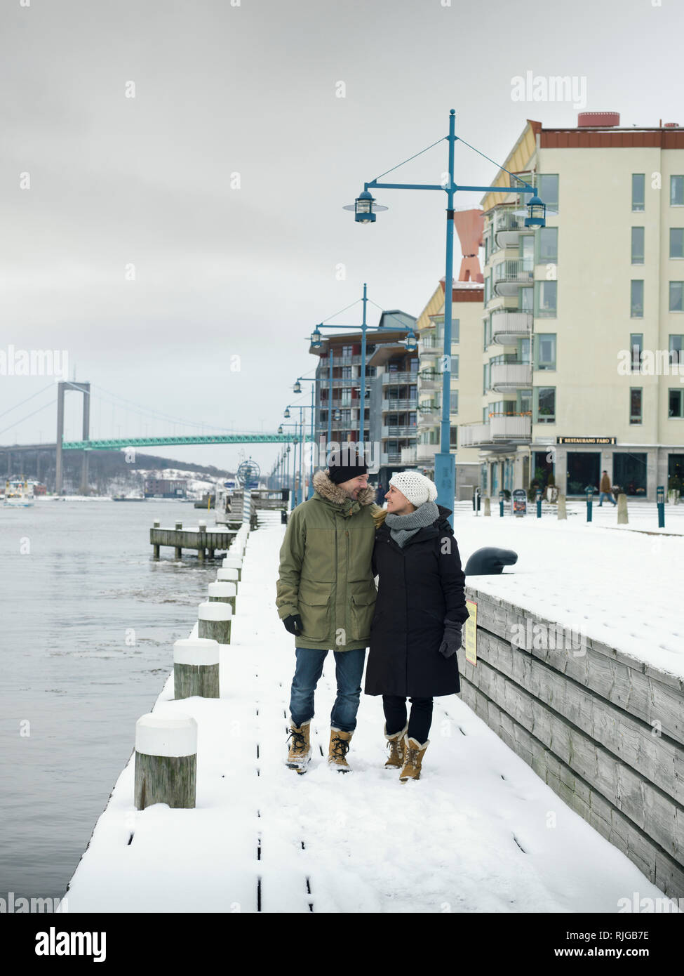 Paare, die auf hoher See Stockfoto