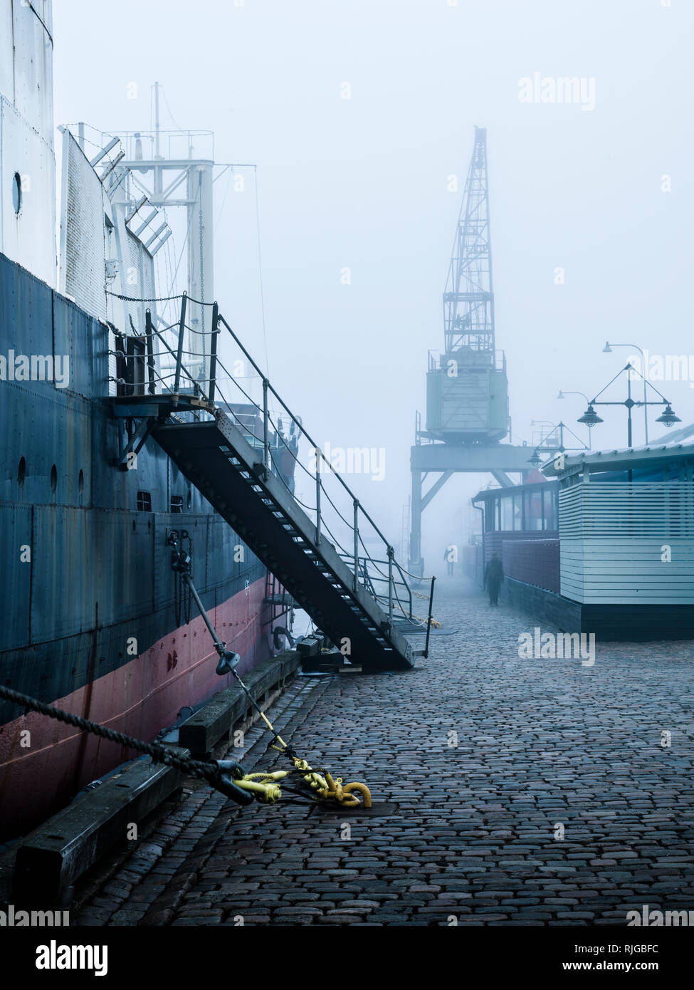 Schiff und Gebäude im Hafen Stockfoto