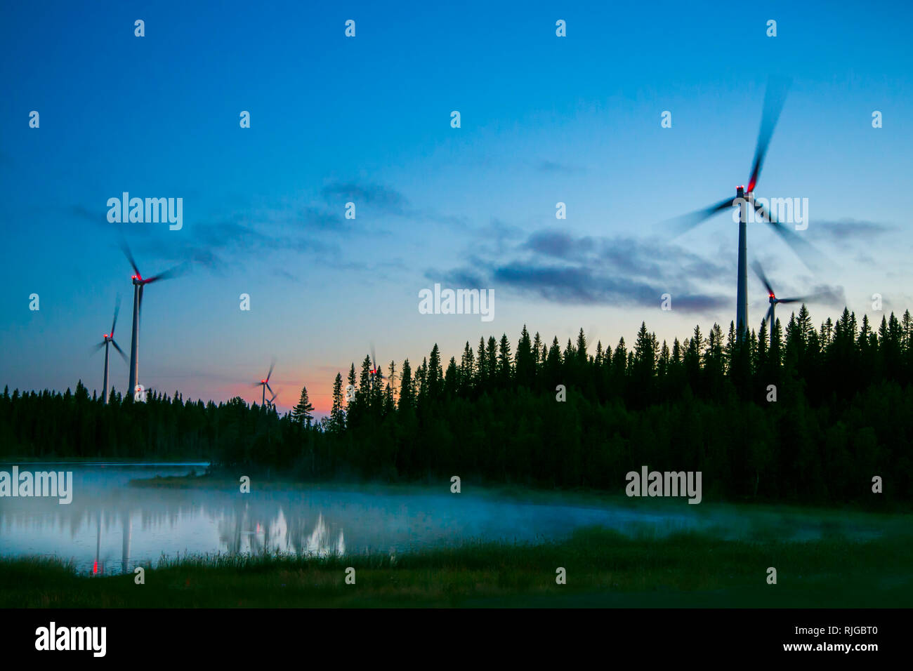 Windkraftanlagen in der Abenddämmerung Stockfoto