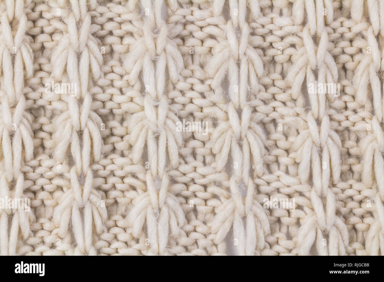 Gestrickte Textur - Ansicht von oben Foto von Stricken mit Muster Nahaufnahme - weg von der Farbe Weiß Stockfoto