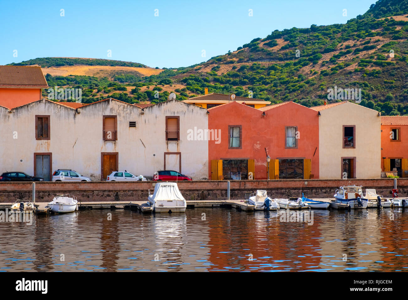 Bosa, Sardinien/Italien - 2018/08/13: Panoramablick auf die Altstadt von Bosa durch den Fluss Temo Bahndamm mit bunten Häuser und Boa Stockfoto