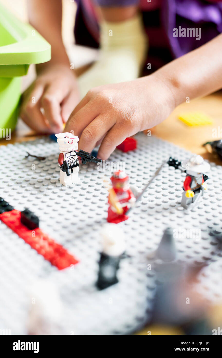 Junge spielt mit toy Blocks auf der Etage Stockfoto