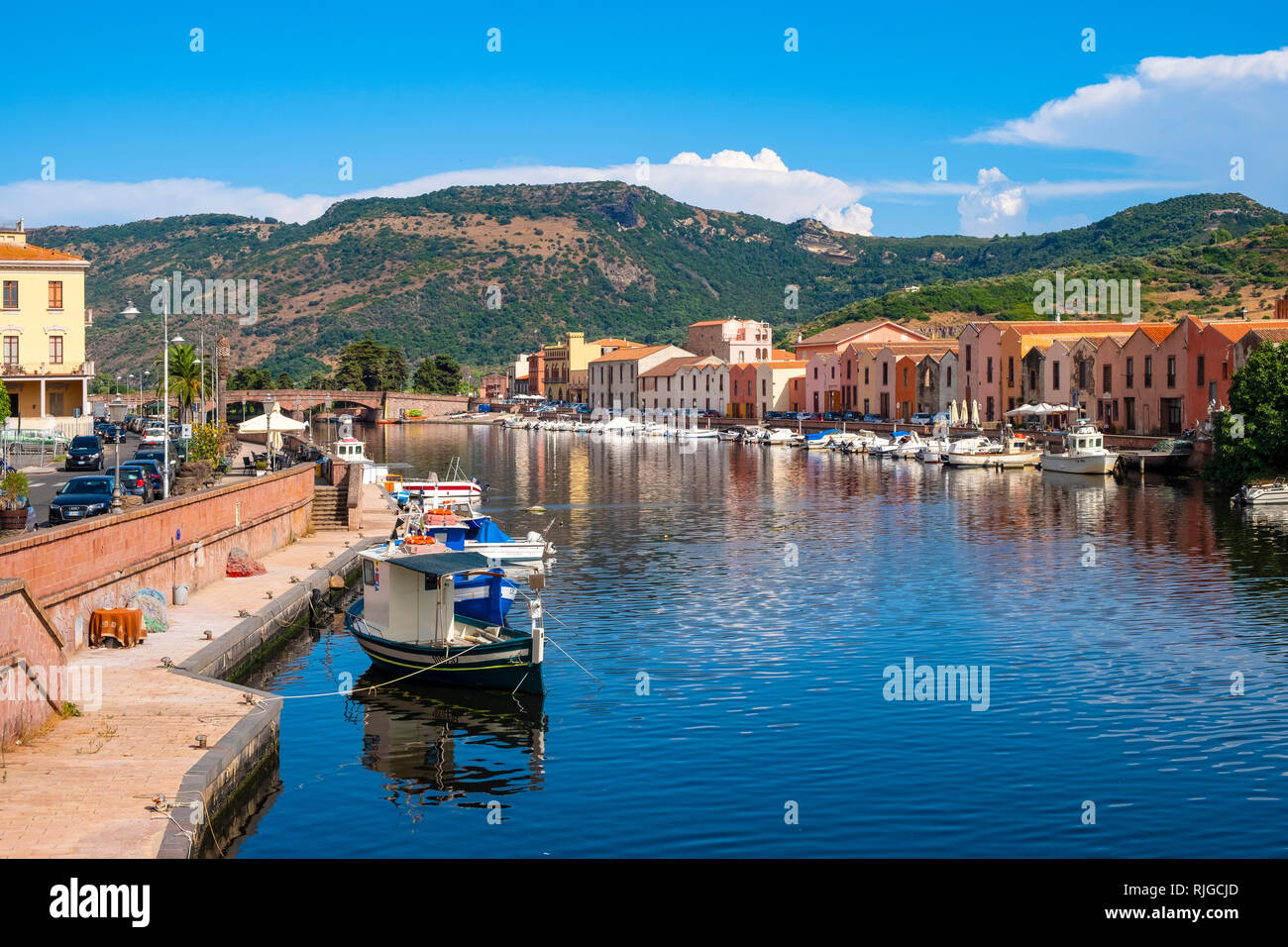Bosa, Sardinien/Italien - 2018/08/13: Panoramablick auf die Altstadt von Bosa durch den Fluss Temo Bahndamm mit bunten Häuser und Boa Stockfoto