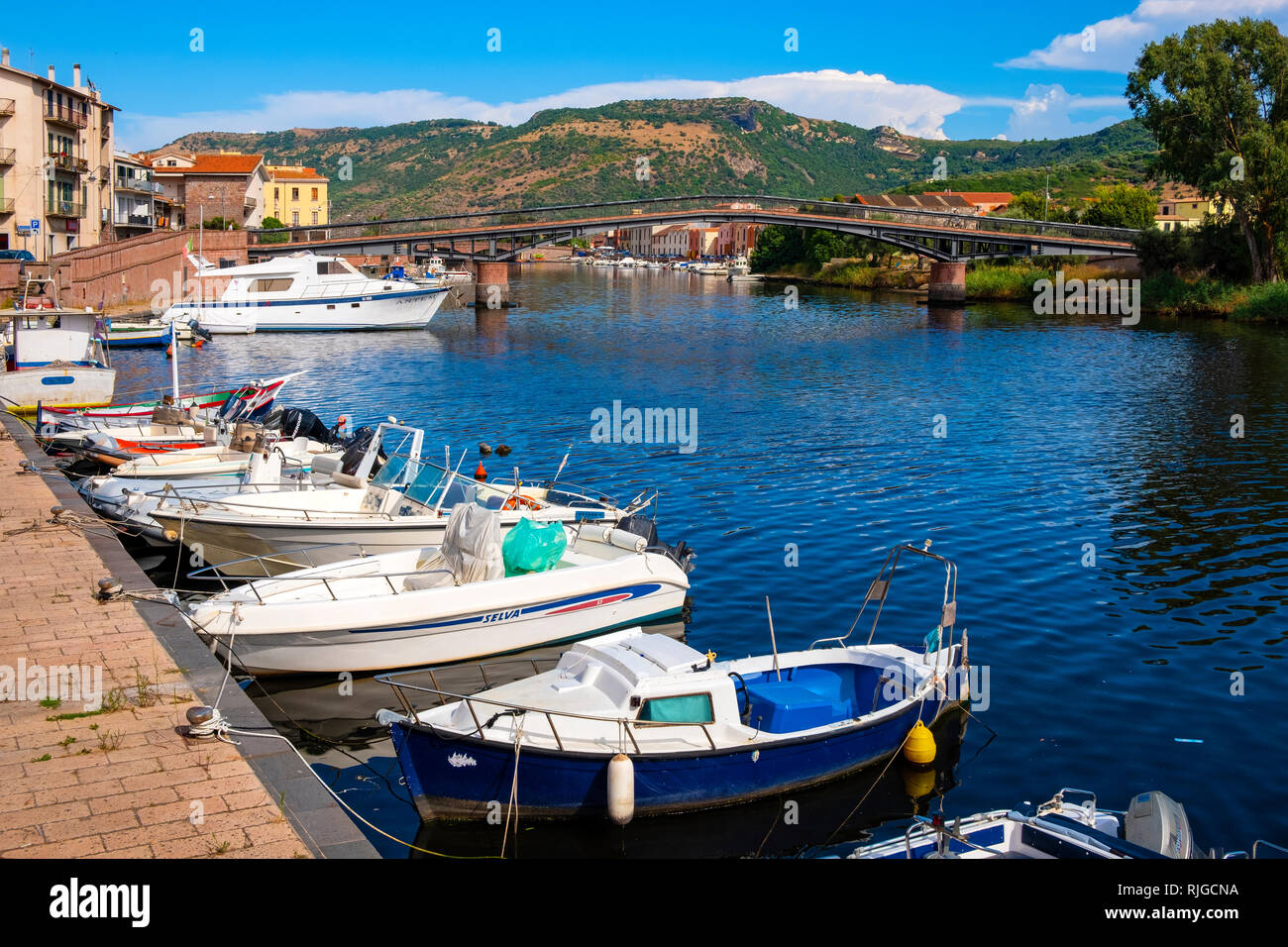 Bosa, Sardinien/Italien - 2018/08/13: Panoramablick auf die Altstadt von Bosa durch den Fluss Temo Bahndamm mit bunten Häuser und Boa Stockfoto