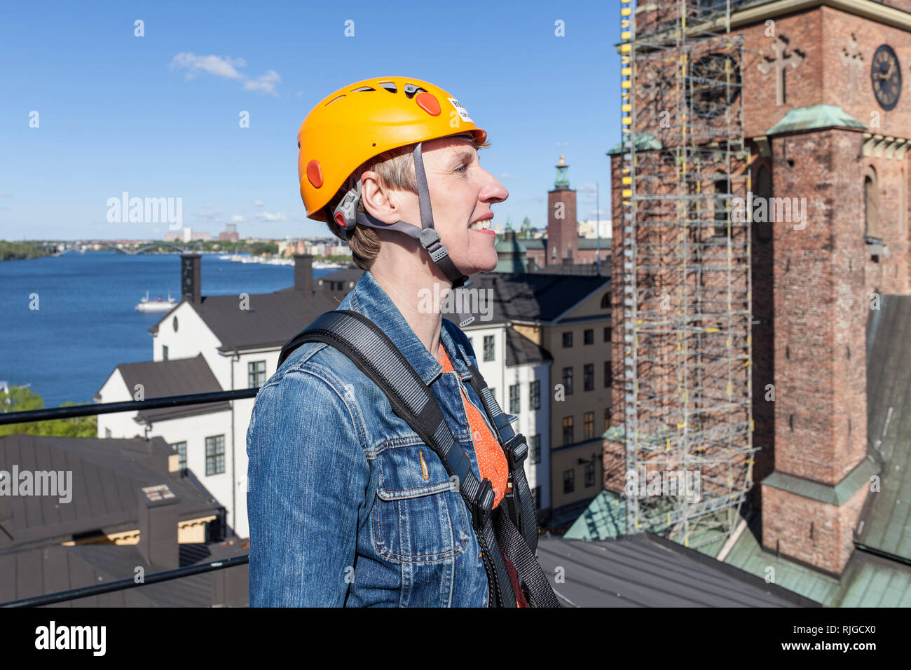 Frau auf eine Reise über die Dächer der Stadt. Stockfoto