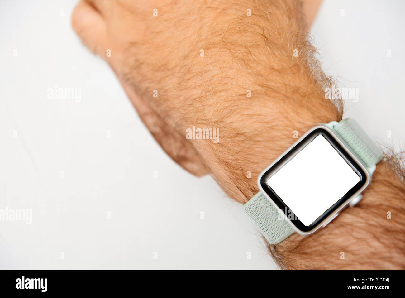 Mann, tragbare Gerät - Defokussierten Ansicht der Health Tracker mit blanck weißer Bildschirm Stockfoto