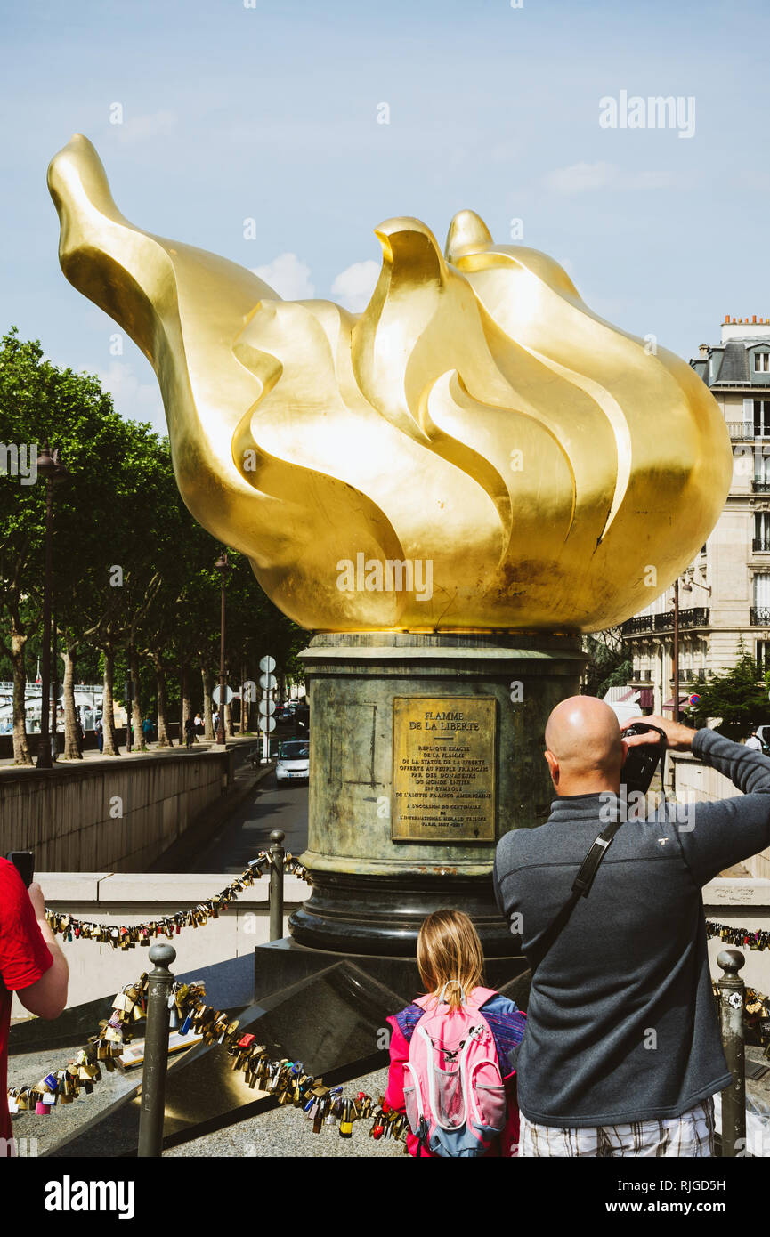 PARIS, Frankreich, 21. MAI 2016: Vater und Tochter die Bilder vor der Flamme der Freiheit Denkmal für die Menschen in Frankreich Symbol der französisch-amerikanischen Freundschaft angeboten Stockfoto