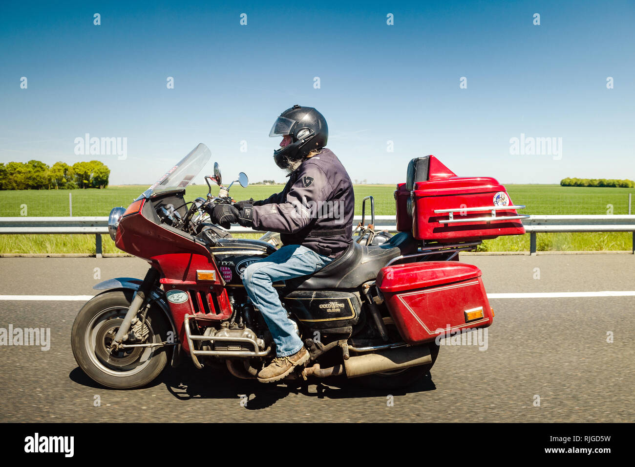 Frankreich - Mai 5, 2016: Ältere Motorradfahrer fahren vintage Honda  Goldwing GL 1000 Motorrad französische Autobahn Stockfotografie - Alamy