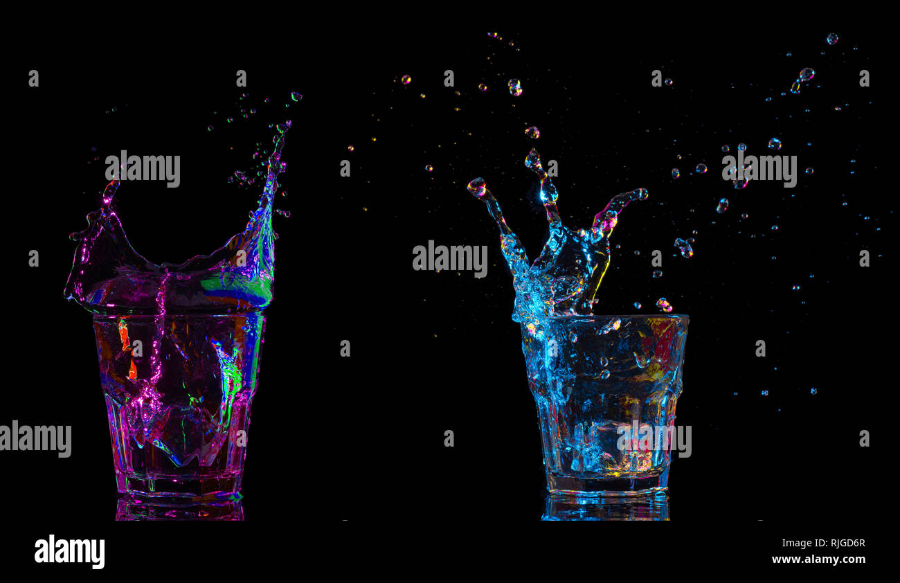 Farbenfrohe Cocktails im Glas mit Spritzern auf dunklem Hintergrund. Party Club Unterhaltung. Mischlicht Stockfoto