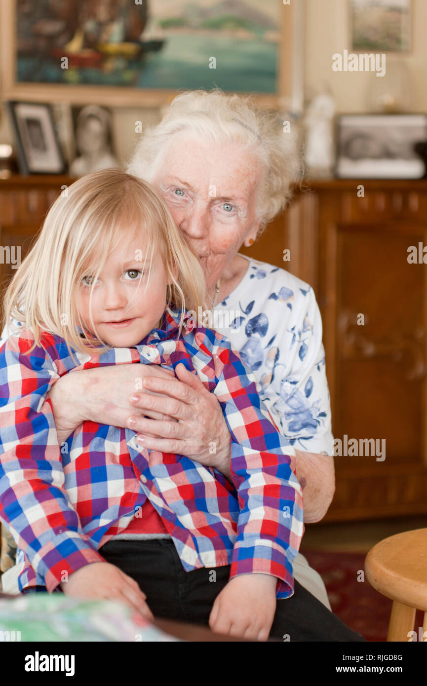 Portrait von Mädchen sitzen auf Omas Schoß Stockfoto