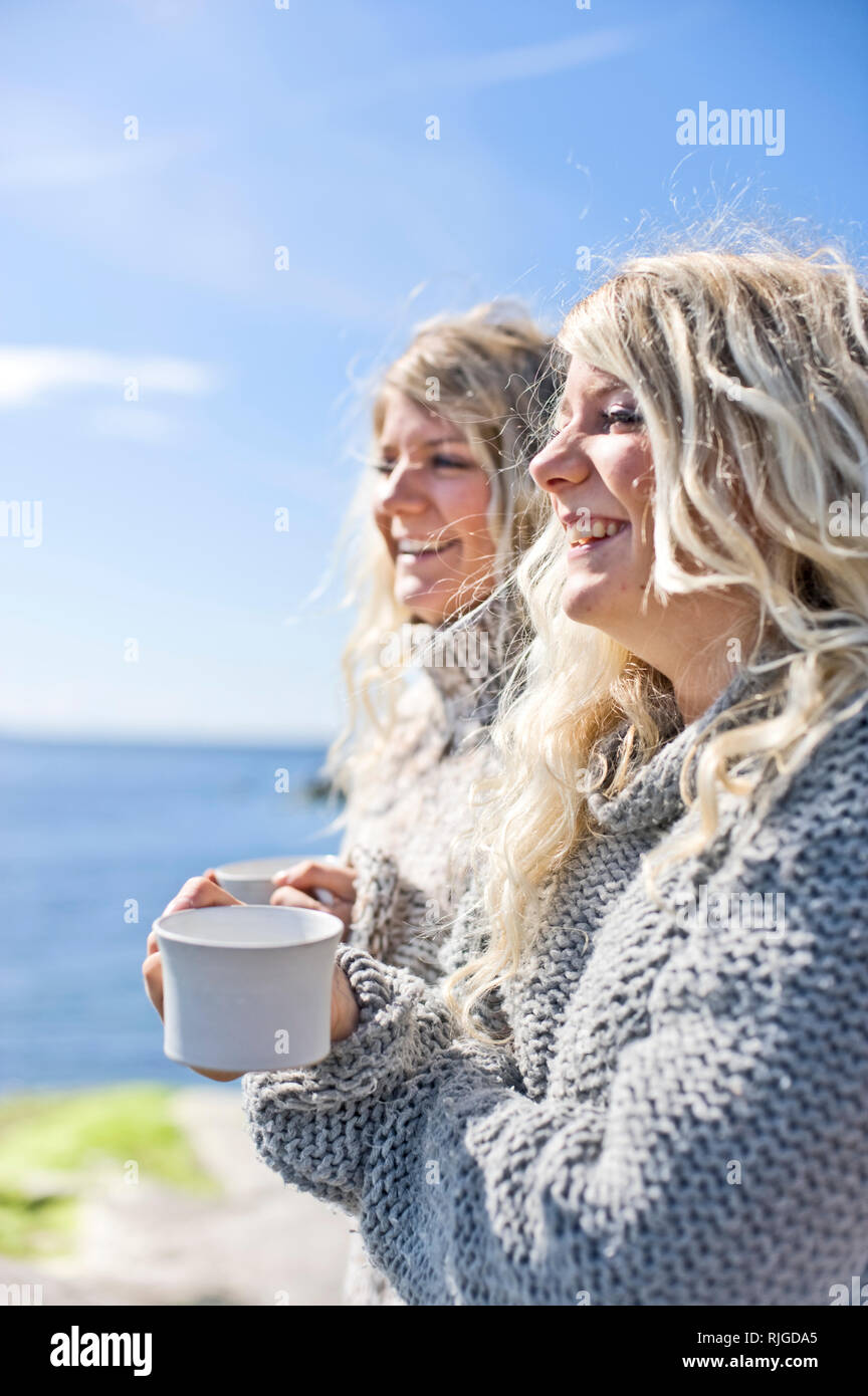 Lächelnd Zwillinge an der Seeküste Stockfoto