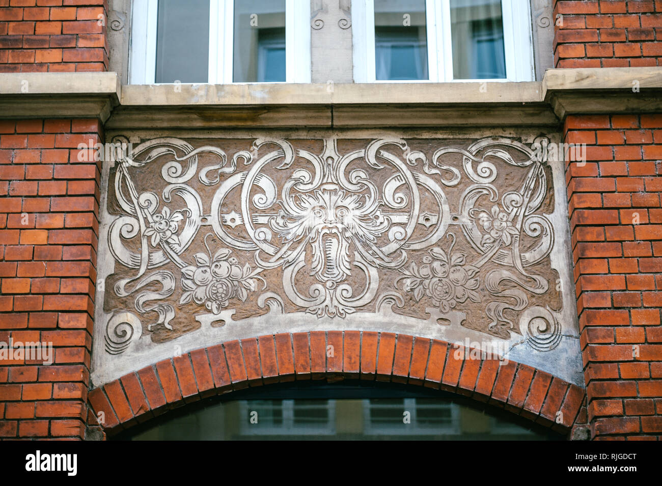 Schöne Dekoration auf French House Fassade von 1890 in Paris ...
