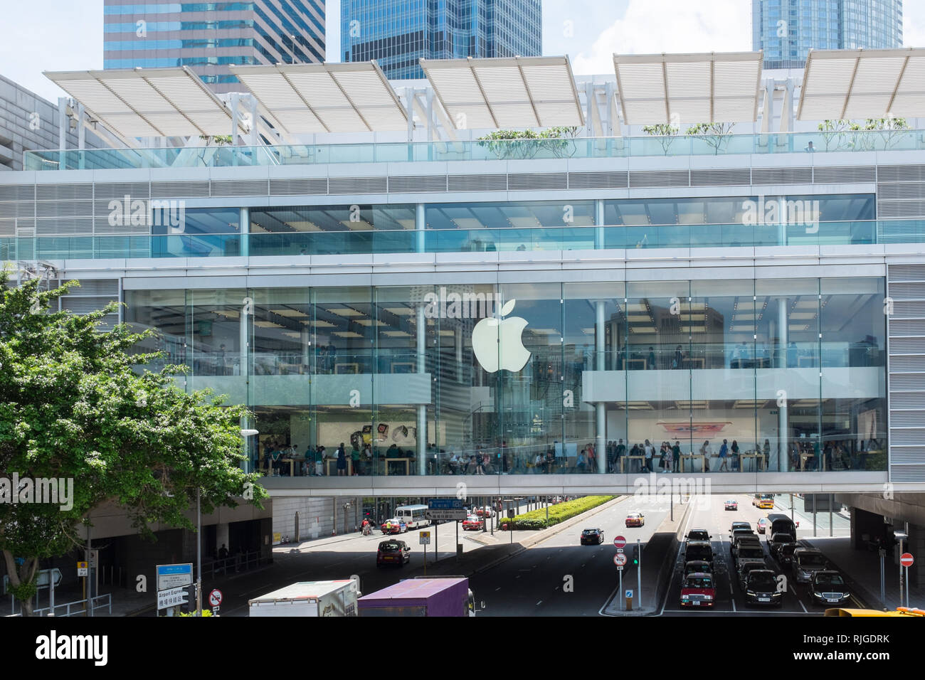 Große Apple Store an der International Finance Center Business und Shopping Komplex im Central District von Hong Kong Stockfoto