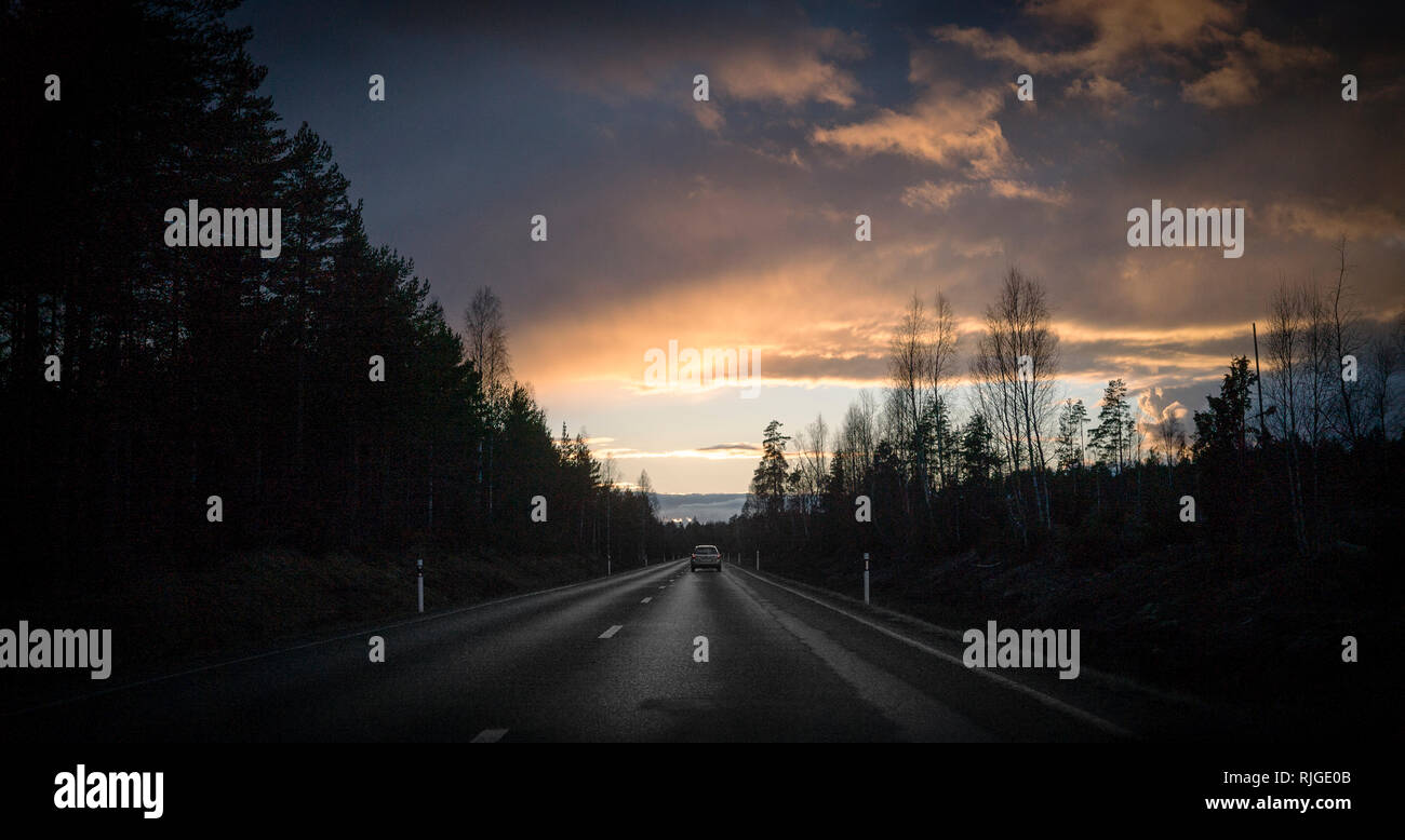 Landstraße bei Sonnenuntergang Stockfoto