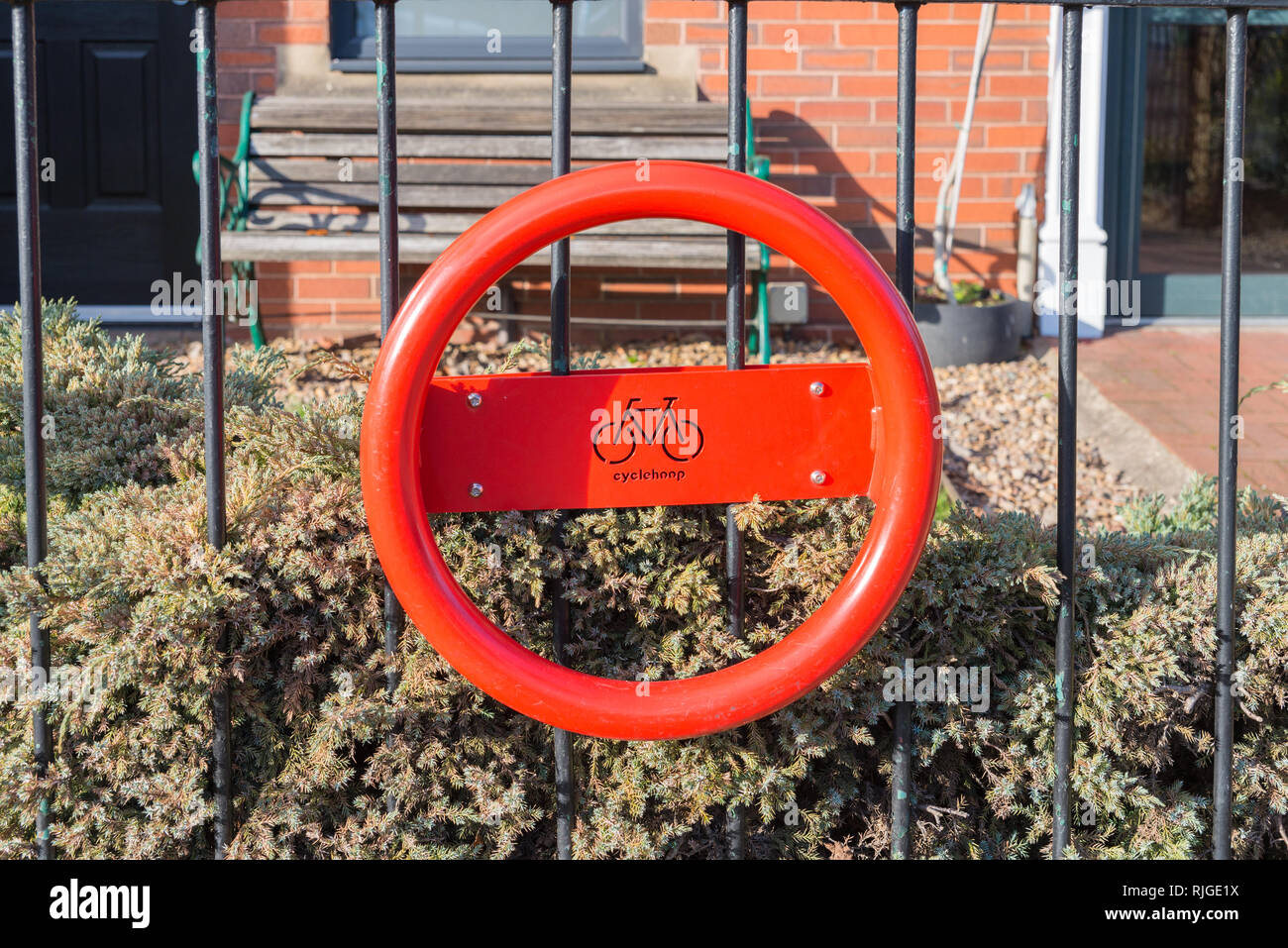 Orange 'Cyclehoop', um Geländer für Verriegelung Fahrrad für Sicherheit befestigt Stockfoto