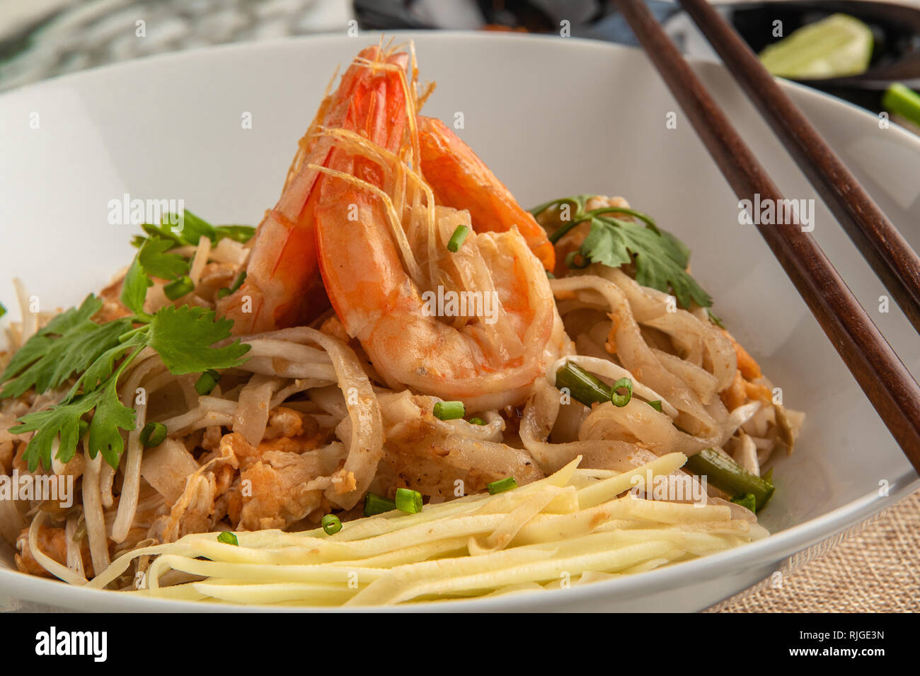 Pad Thai. Im thailändischen Stil Nudeln. Thailändisches Essen. Stockfoto