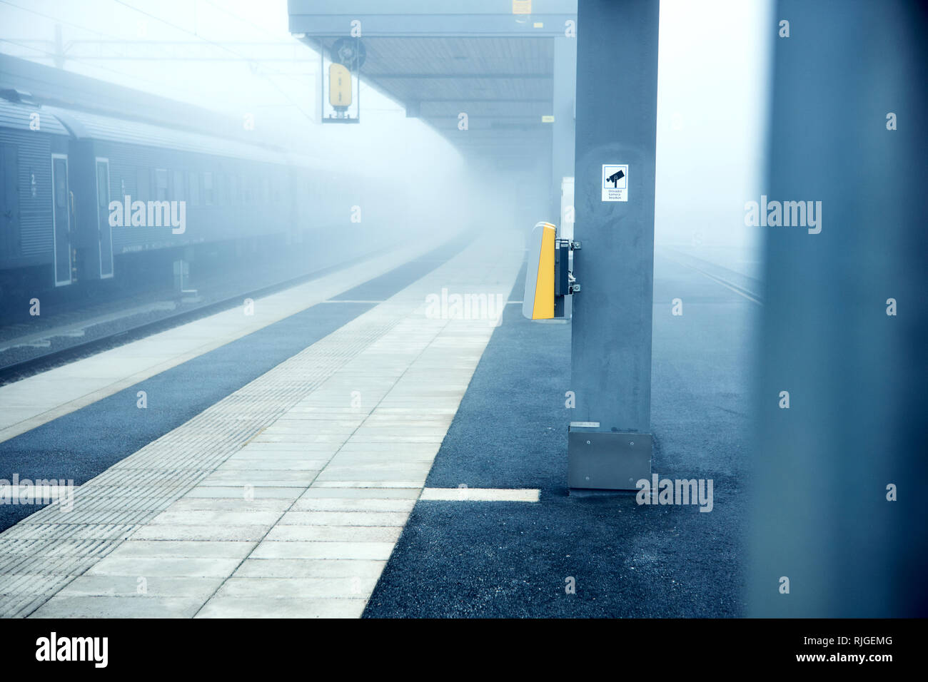 Zug Plattform im Nebel Stockfoto