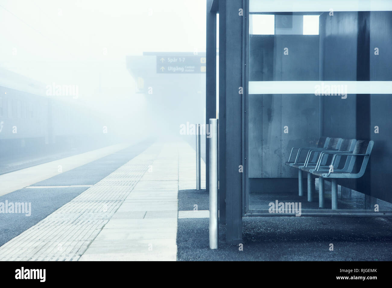 Zug Plattform im Nebel Stockfoto