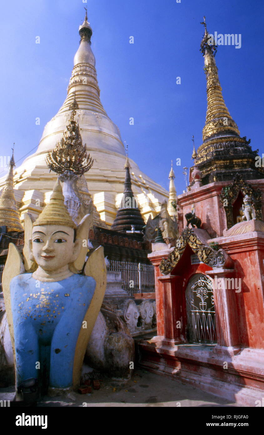 Die Shwedagon Pagode (große Dagon Pagode oder Goldene Pagode); vergoldete Stupa in Yangon, Myanmar. Die 326 Fuß - hohe Pagode, auf Singuttara Hügel, westlich von Kandawgyi See, und dominiert die Skyline von Yangon. Shwedagon Pagode ist der heiligste buddhistische Pagode in Myanmar, wie es geglaubt wird, um die Relikte der vier vorherigen Buddhas der Gegenwart kalpa enthalten. Stockfoto