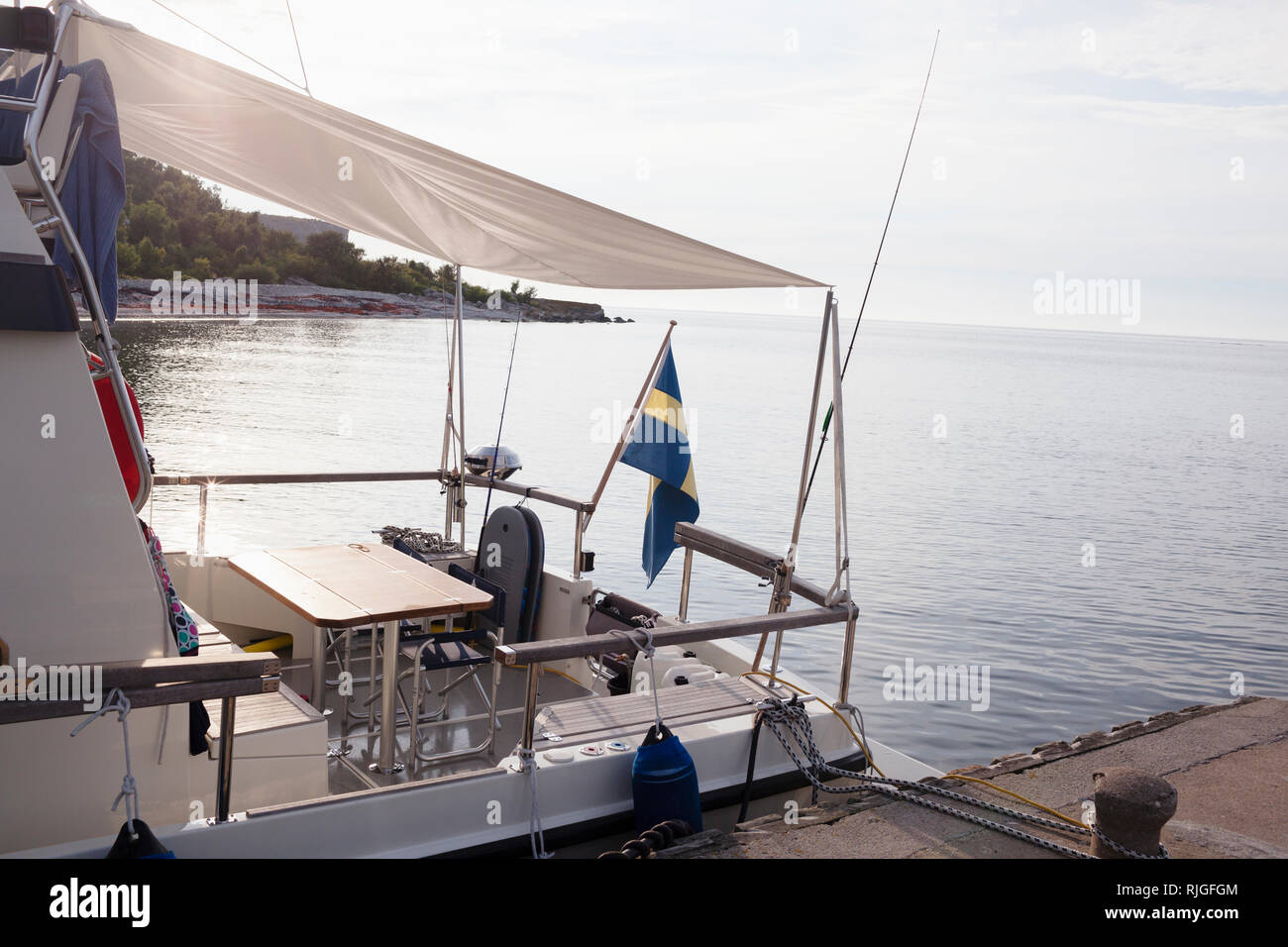 Boot mit schwedischer Flagge Stockfoto