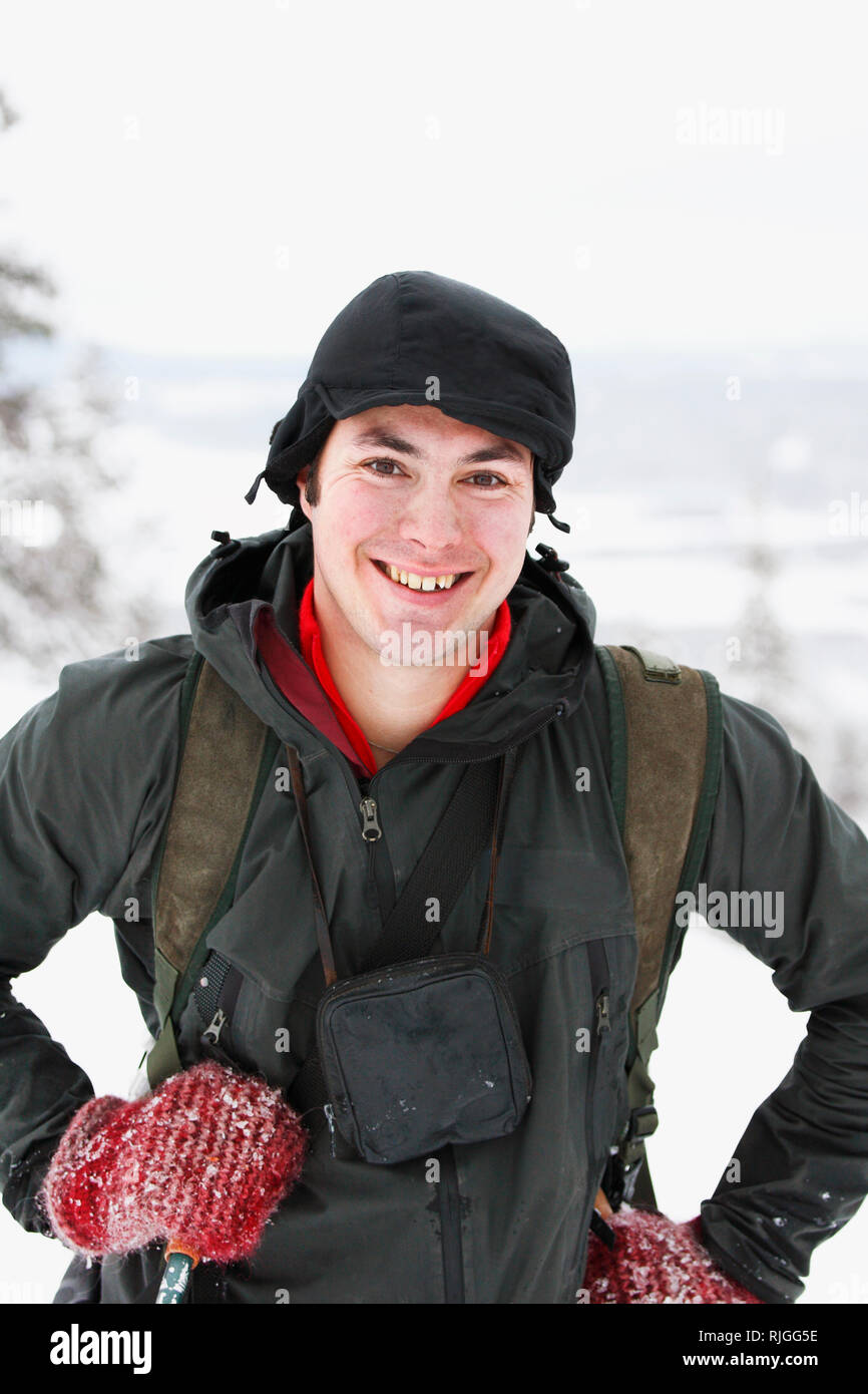 Lächelnd mann im winter Stockfoto