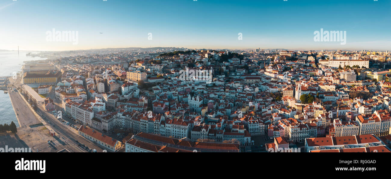 Panoramablick über Lissabon; alte gelbe Dächer in der portugiesischen Hauptstadt Stockfoto