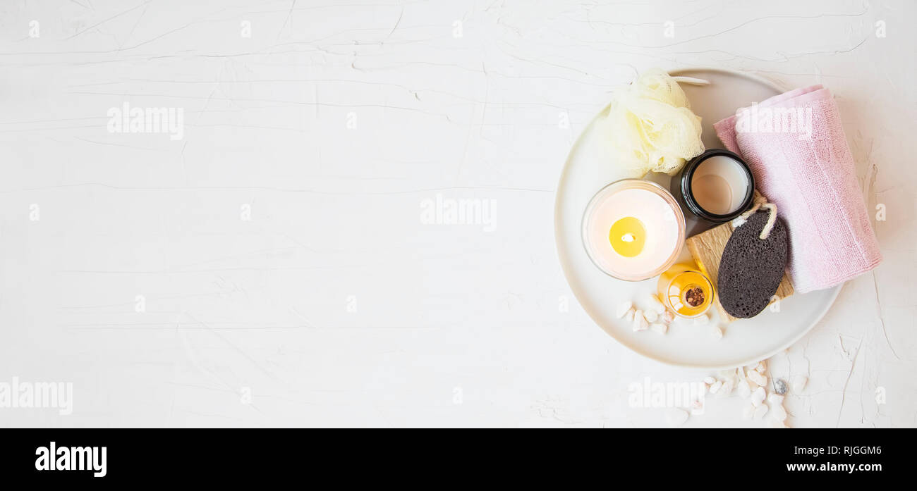 Blick von oben auf die spa noch Leben mit natürlichen Produkten, weiß Fach mit Handtuch, Kerze, Öl, Badesalz, Wellness und Spa Behandlungen Zutaten mit Stockfoto