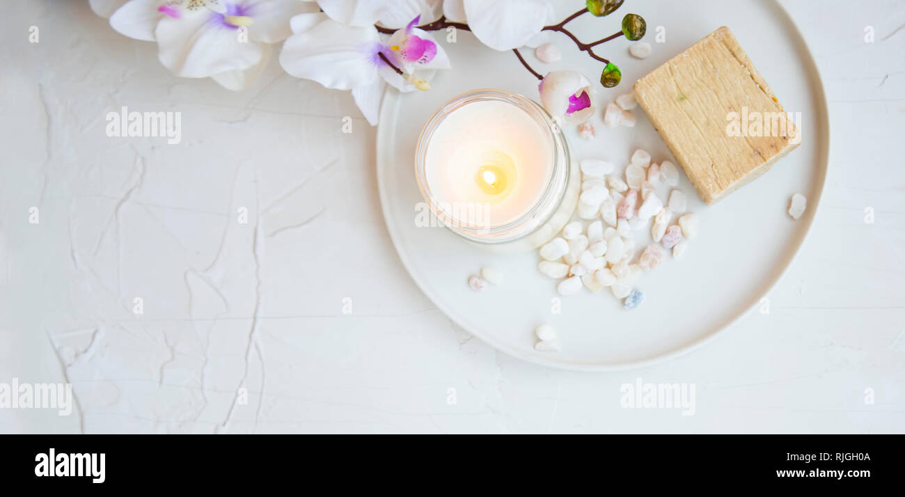Spa noch Leben mit Orchidee, Kerze, Badesalz, Seife auf Weiß Fach, Ansicht von oben Stockfoto
