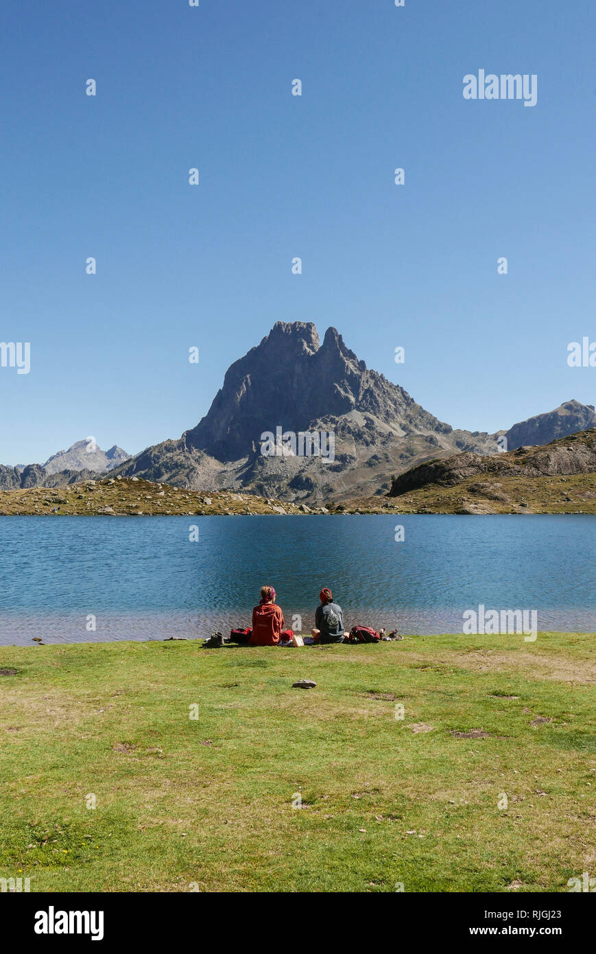 Pic du Midi Ossau Berg und See Gentau, Ayous See Wanderweg im Tal von Ossau, Pyrenees-Atlantiques Abteilung (Südwesten Frankreichs). Zwei Stockfoto