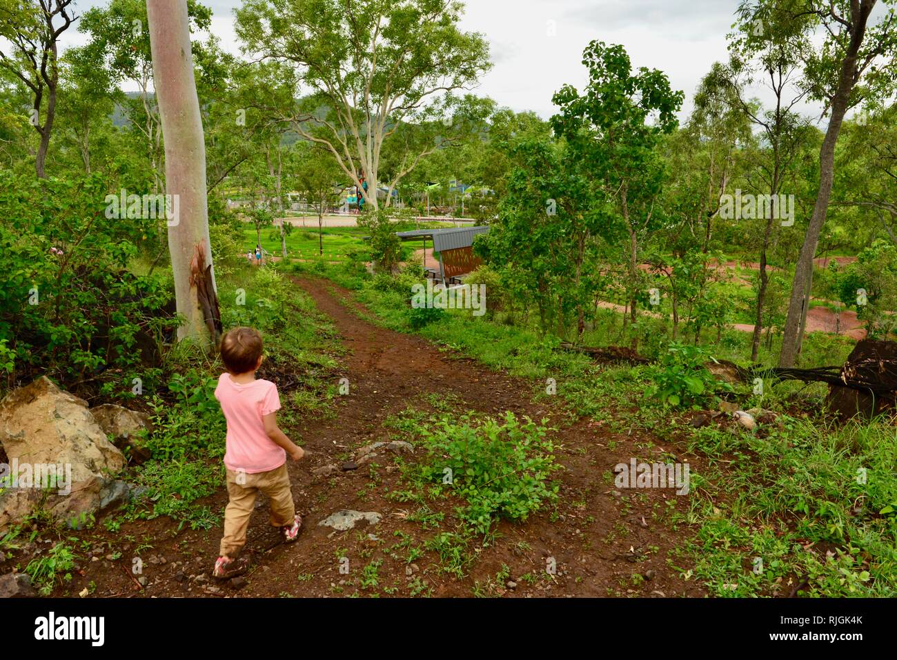 Junge Kinder im Schulalter entlang einem Feldweg, Moongun Wanderweg am Elliot Federn, Townsville, Queensland, Australien Stockfoto