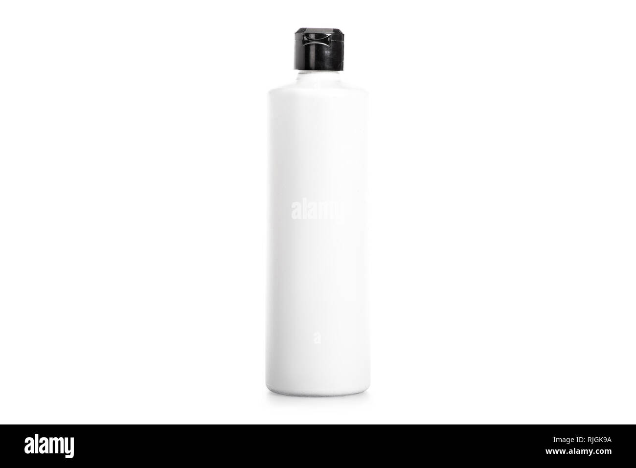 Studio shot von Shampoo Flasche mit schwarzer Kappe isoliert auf weißem Stockfoto