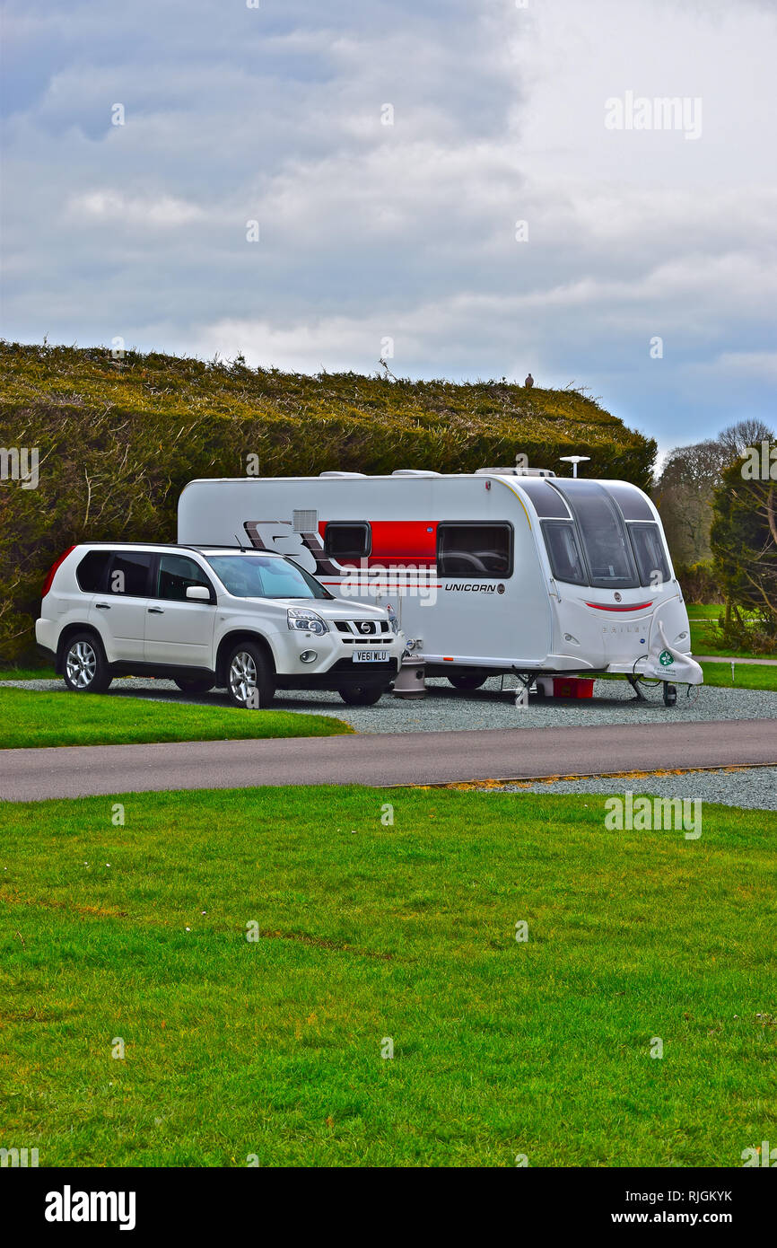 Modernes Auto und Caravan Outfit auf dem Caravan & Reisemobil Club Millenium Standort in der Nähe von Bransgore, in der Nähe von Christchurch Hampshire. Stockfoto
