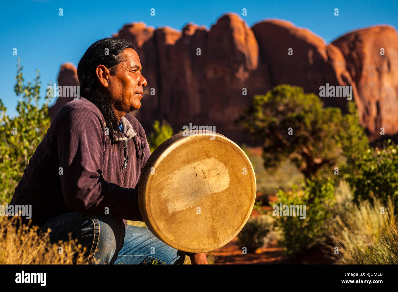 Navajo native Holding eine Trommel, Monument Valley, Arizona, Vereinigte Staaten von Amerika, Nordamerika Stockfoto