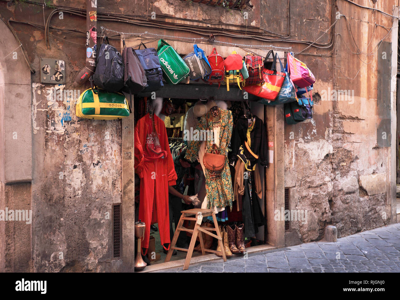 Kleinen Second-Hand-Laden in einer Seitenstraße, Campo de Fiori, Rom, Italien Stockfoto