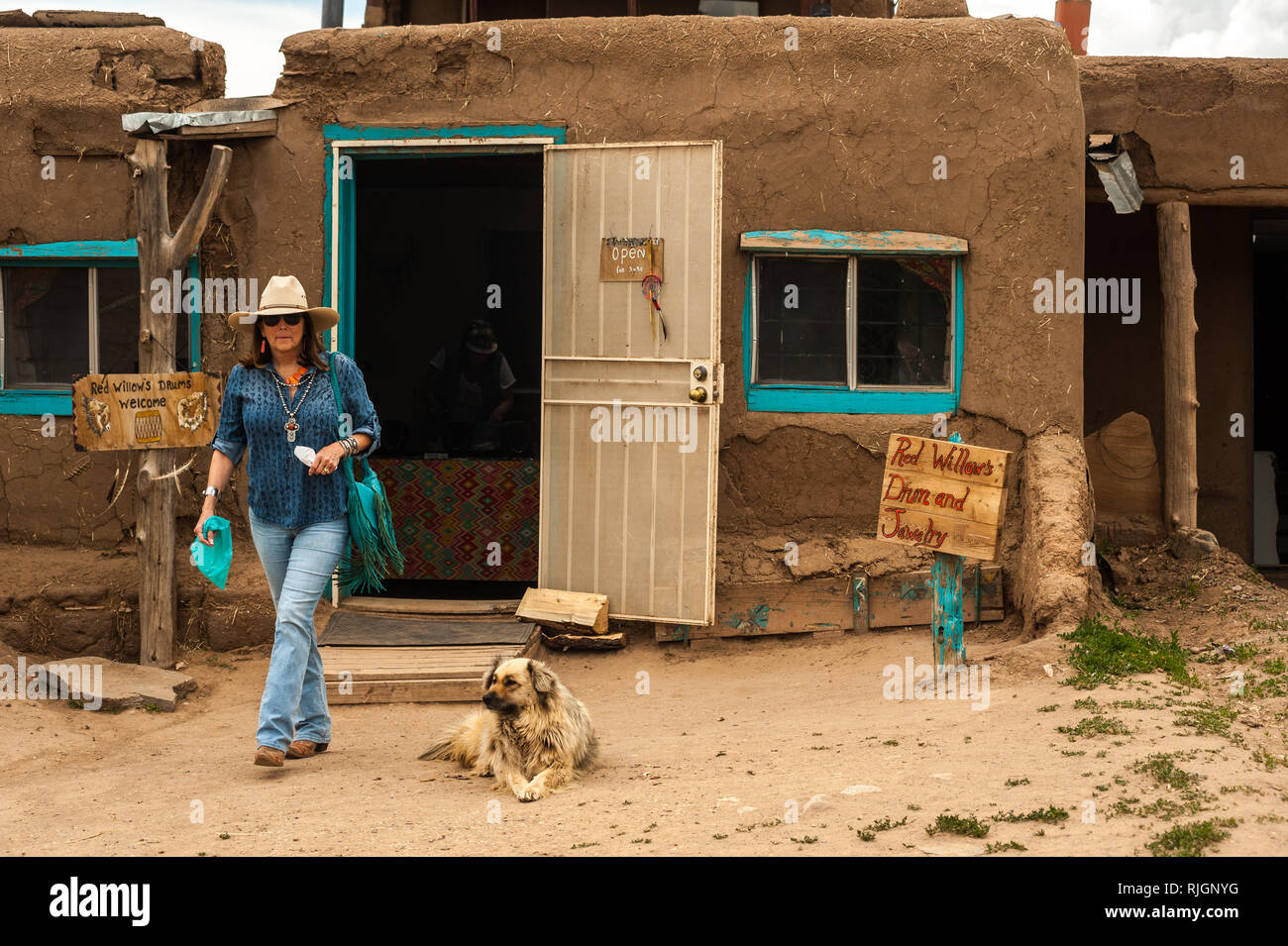 Straßenszene in Taos Pueblo, New Mexico, Vereinigte Staaten von Amerika, Nordamerika Stockfoto