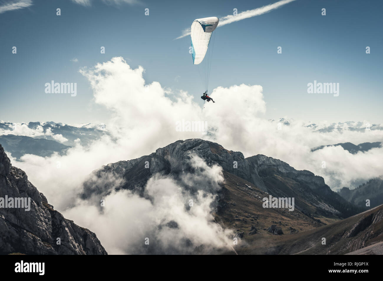 Paragliding mit einem bewölkten Panorama auf die erstaunliche Pilatus, Luzern, Schweiz Stockfoto