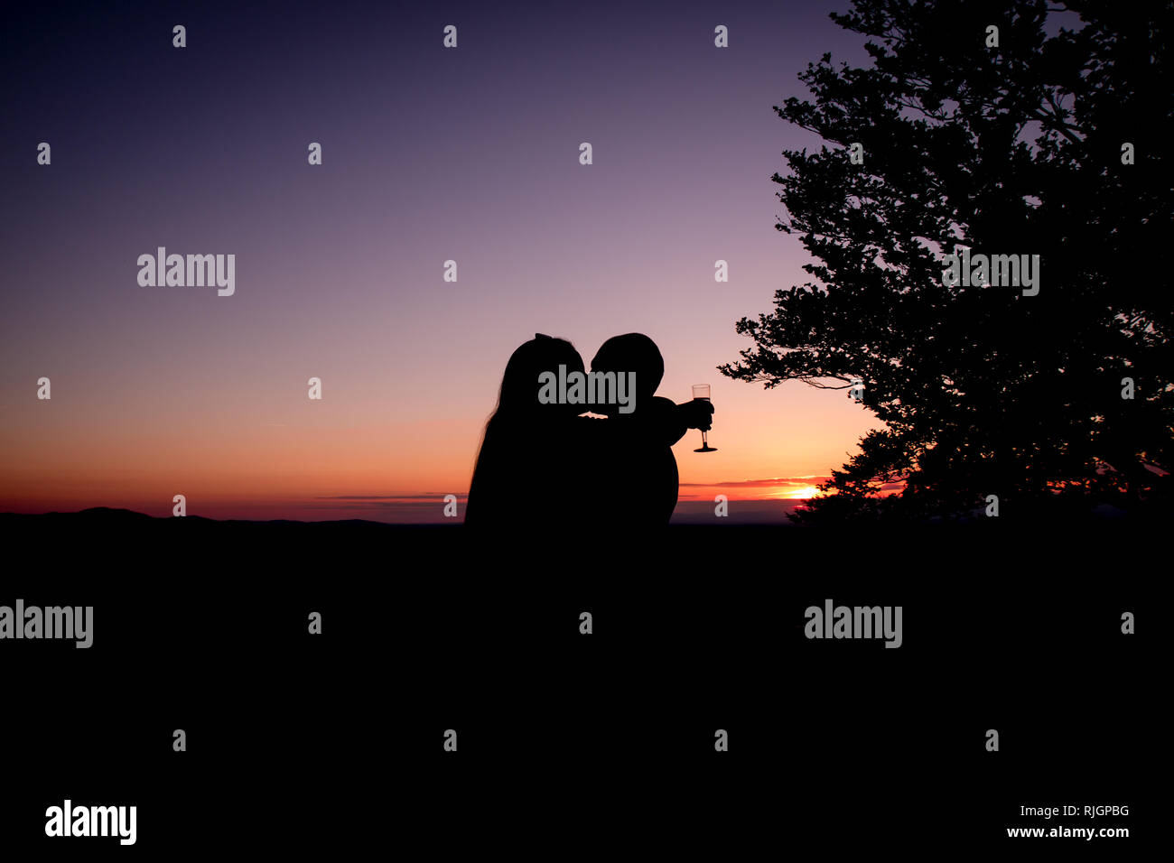 Silhouette der Liebe im Sonnenuntergang Stockfoto