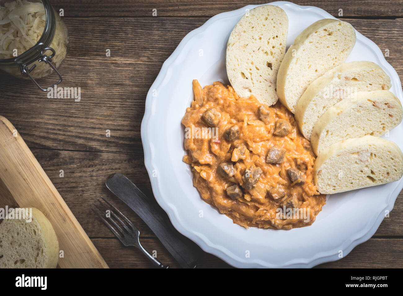 Traditionelle ungarische Gulasch (Szeged gulyasz), mit Schweinefleisch und eingelegte weiße Sauerkraut und Knödel auf Holz Tisch Stockfoto