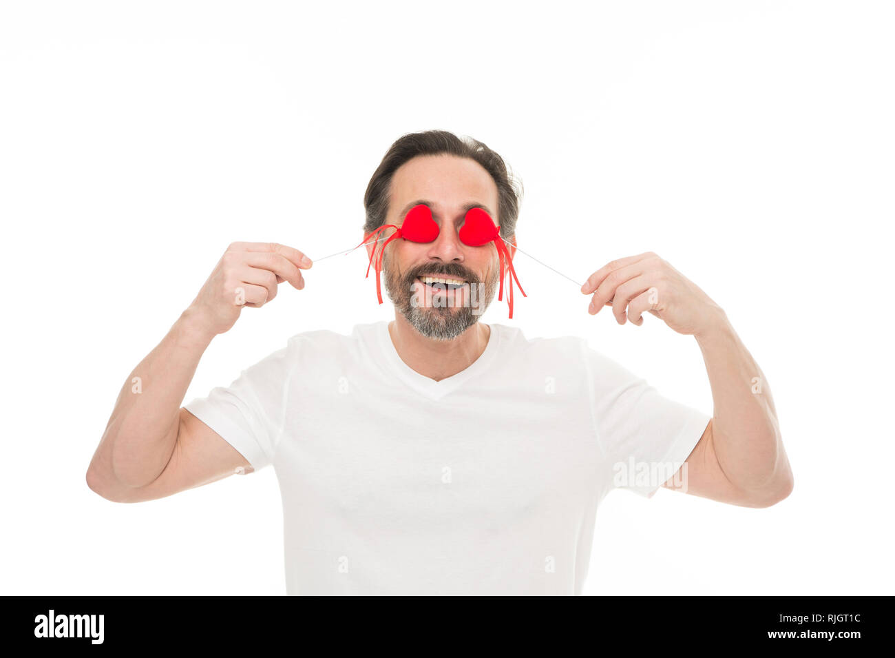 Gruß aus ehrlichem Herzen. Valentines Tag feiern. Liebe und romantische Gefühle Konzept. Herz-Attribut von Valentine. Herz Geschenk präsentieren. Man bärtige Hipster halten Herz. Romantischer Kerl verlieben. Stockfoto