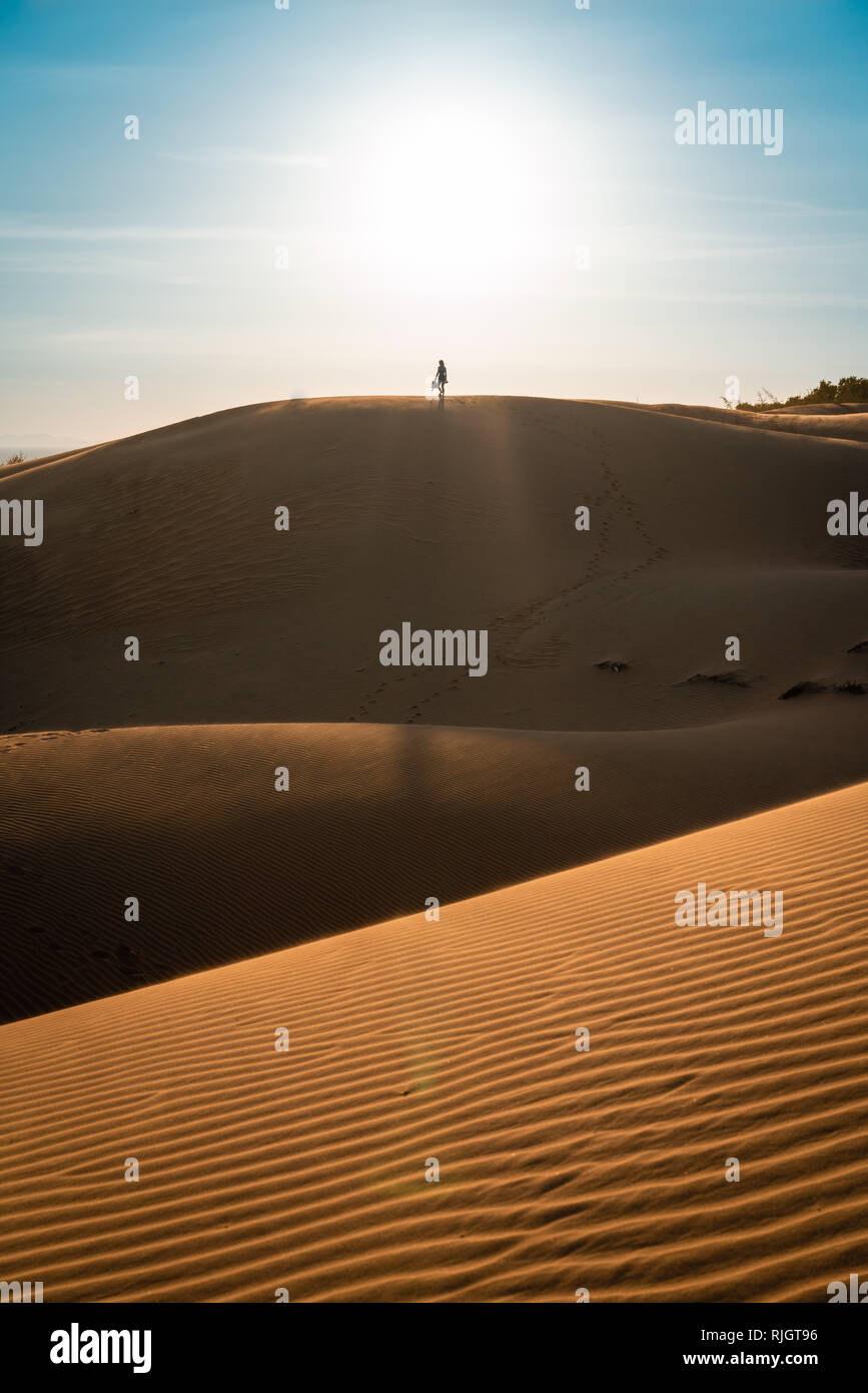 Den roten Sanddünen von Mui Ne, Vietnam ist beliebtes Reiseziel mit langen Küstenlinie. Stockfoto