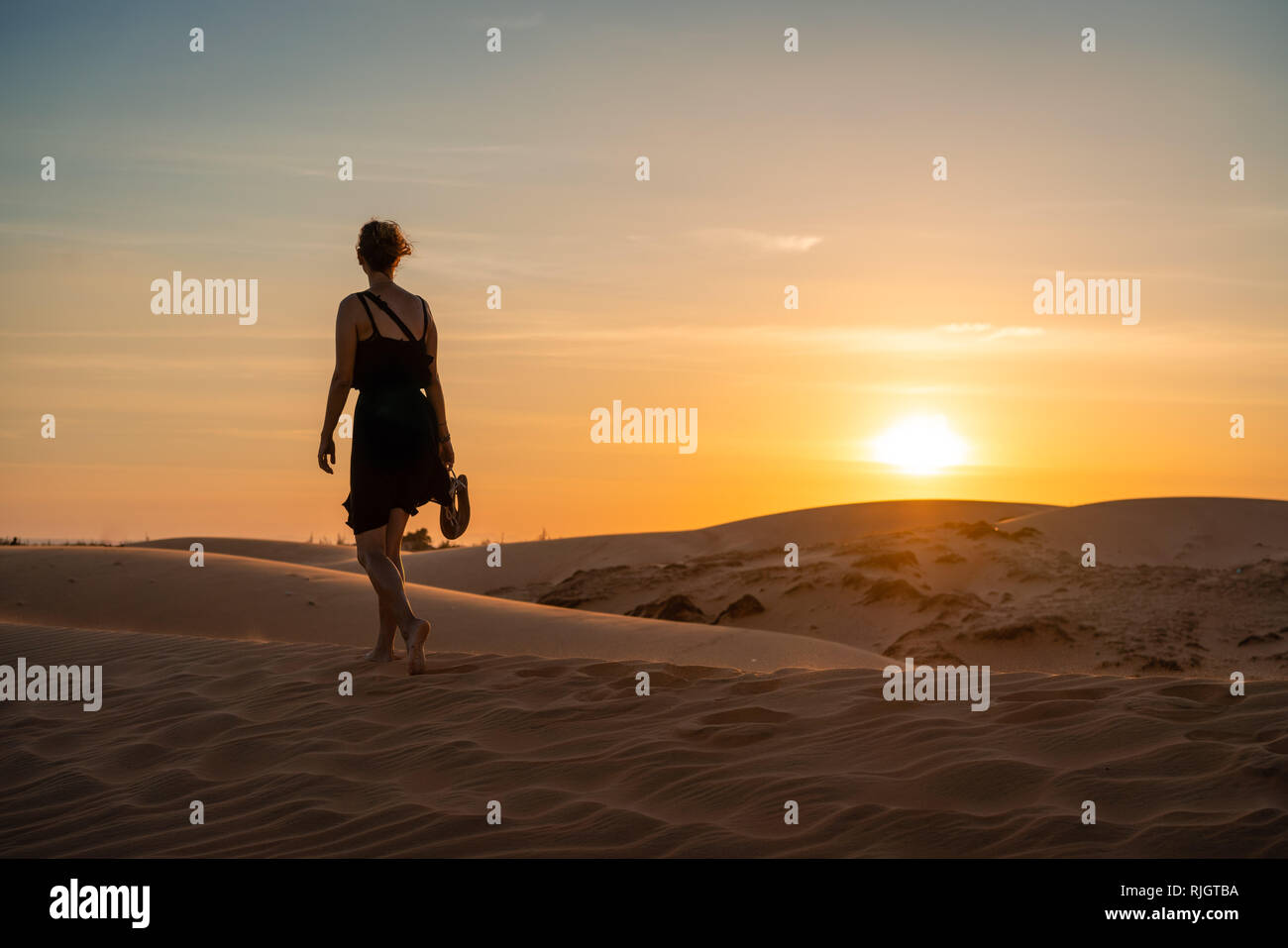 Den roten Sanddünen von Mui Ne, Vietnam ist beliebtes Reiseziel mit langen Küstenlinie. Stockfoto