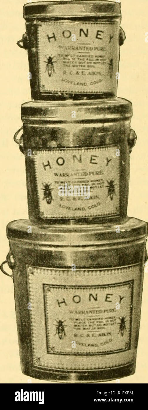 . Die Imker' überprüfen. Biene Kultur. 56 DIE IMKER * REVIEW größer, bis die Larve an as-sume der Farbe eines dunkel-gelb oder braun, beginnt, wenn er stirbt. Manchmal sind die Toten mat-ter sieht fast aus wie weiße Leim; wenn aber die Larven stirbt, nachdem es über der Sache begrenzt ist, wird ein Kaffee Farbe haben. Es Seile sehr leicht und ist von einer wässrigen Konsistenz; aber bevor es Seil wird es hat das richtige Alter zu sein. Wenn es daran erinnert, dass es nur gelegentlich, dass diese Kranken Angelegenheit wird am Seil, und dass nur sehr geringfügig, und das Foul Brut immer tut, die tote Materie Stockfoto