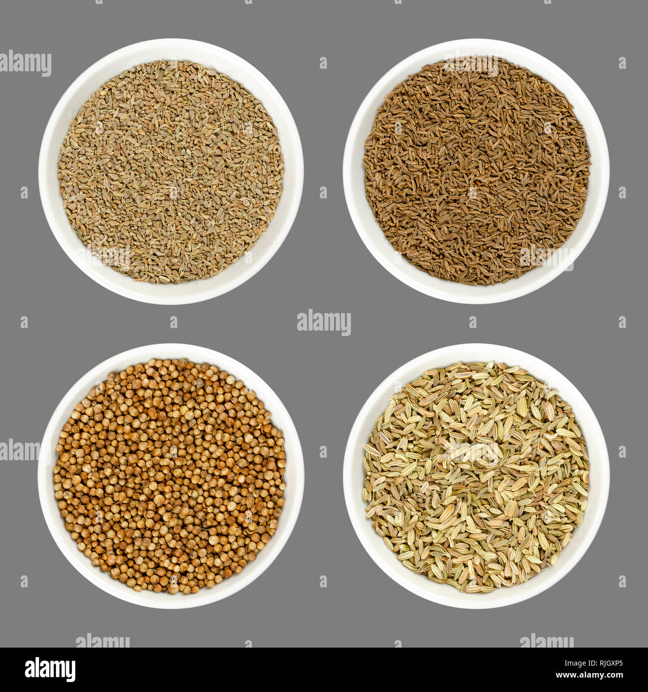 Anis, Kümmel, Koriander und Fenchel Samen in weißen Schalen. Auch Anis, Persische, Kümmel oder Koriander. Getrocknete Gewürze nach Geschmack Brot. Stockfoto