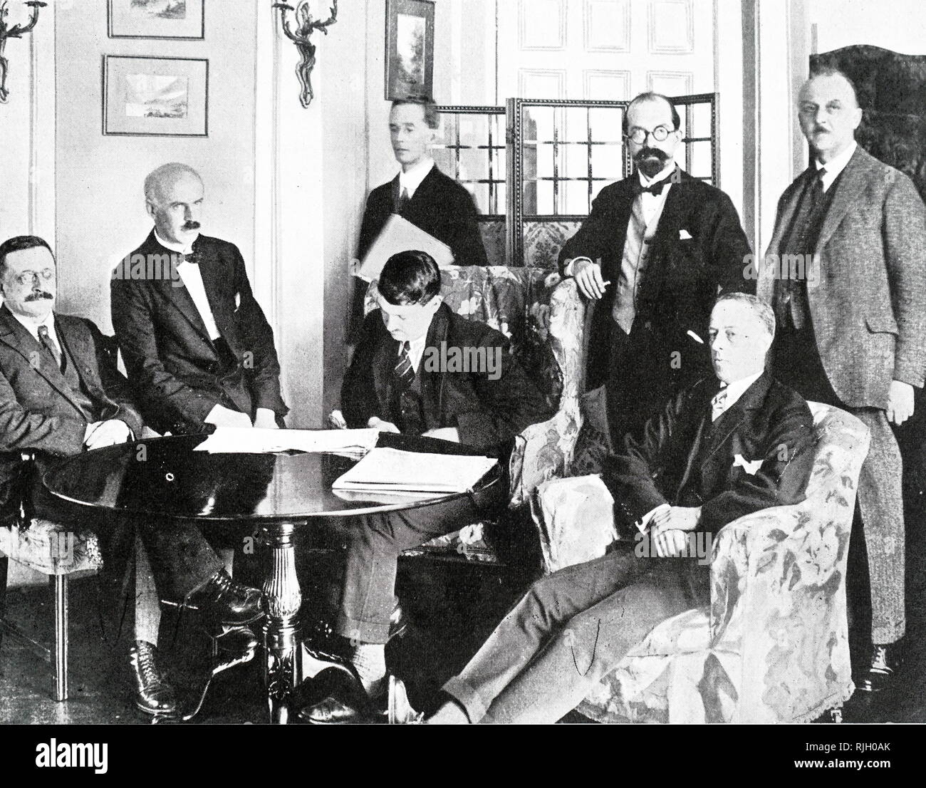 Ein Foto zeigt die Unterzeichnung des anglo-irischen Vertrag, eine Vereinbarung zwischen der Regierung des Vereinigten Königreichs von Großbritannien und Irland und Vertreter der Irischen Republik, dass die irischen Unabhängigkeitskrieg abgeschlossen. Vom 20. Jahrhundert Stockfoto