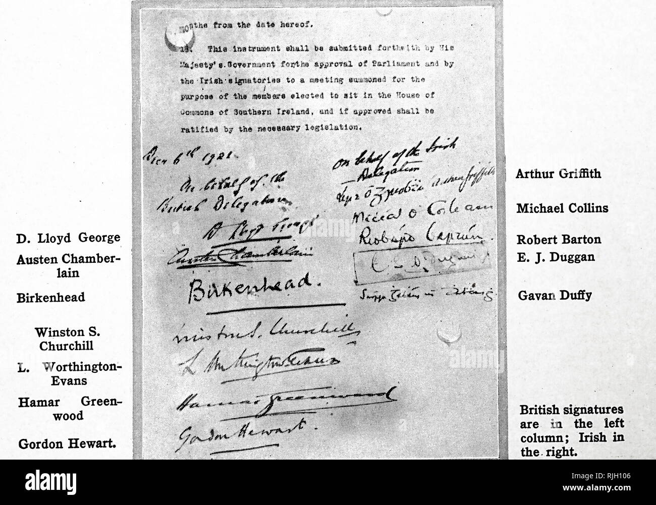 Eine Kopie der unterzeichneten anglo-irischen Vertrag anglo-irischen Vertrag, eine Vereinbarung zwischen der Regierung des Vereinigten Königreichs von Großbritannien und Irland und Vertreter der Irischen Republik, dass die irischen Unabhängigkeitskrieg abgeschlossen. Vom 20. Jahrhundert Stockfoto