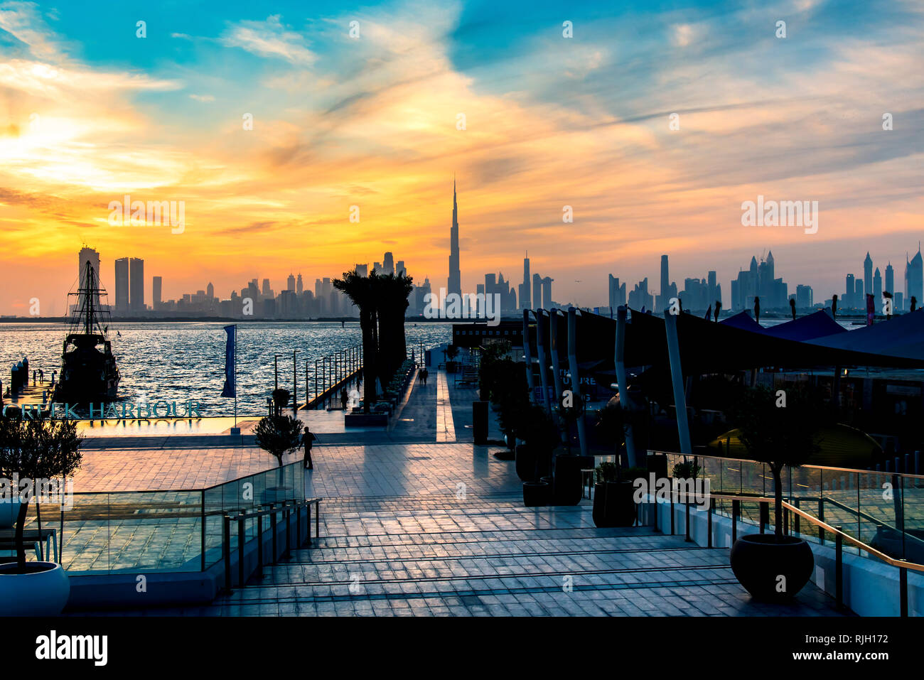 Dubai, Vereinigte Arabische Emirate - Januar 10, 2019: Dubai Creek Hafen Wahrzeichen Blick auf die Skyline des modernen Wolkenkratzer in Dubai bei Sonnenuntergang Stockfoto