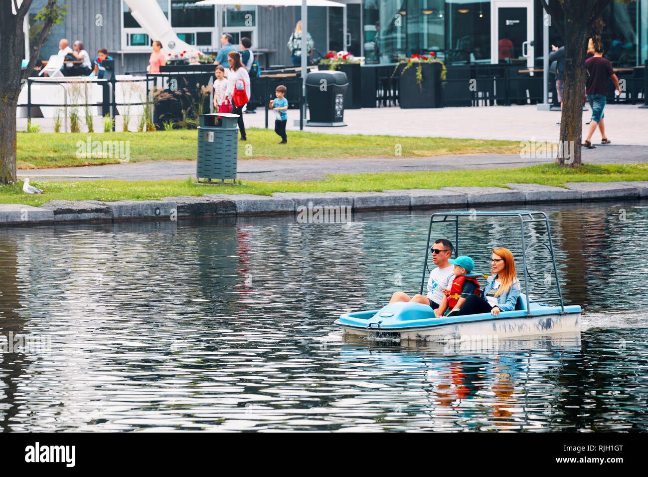 Montreal, Kanada - Juni, 2018: Kanadische Familie Kreuzfahrt auf einem Tretboot auf dem Teich im alten Hafen, Montreal, Quebec, Kanada. Editorial. Stockfoto