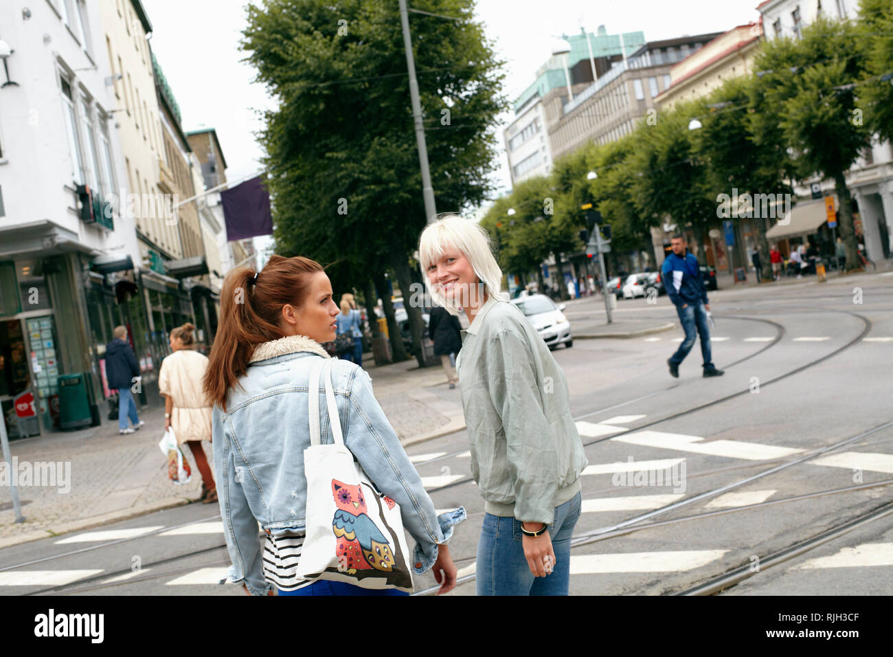 Junge Frauen auf der Straße Stockfoto