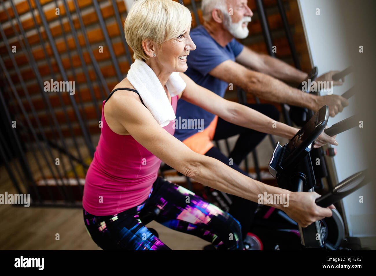 Reifen passen Menschen biken im Fitnessraum trainieren Beine tun cardio Workout radfahren Fahrräder Stockfoto